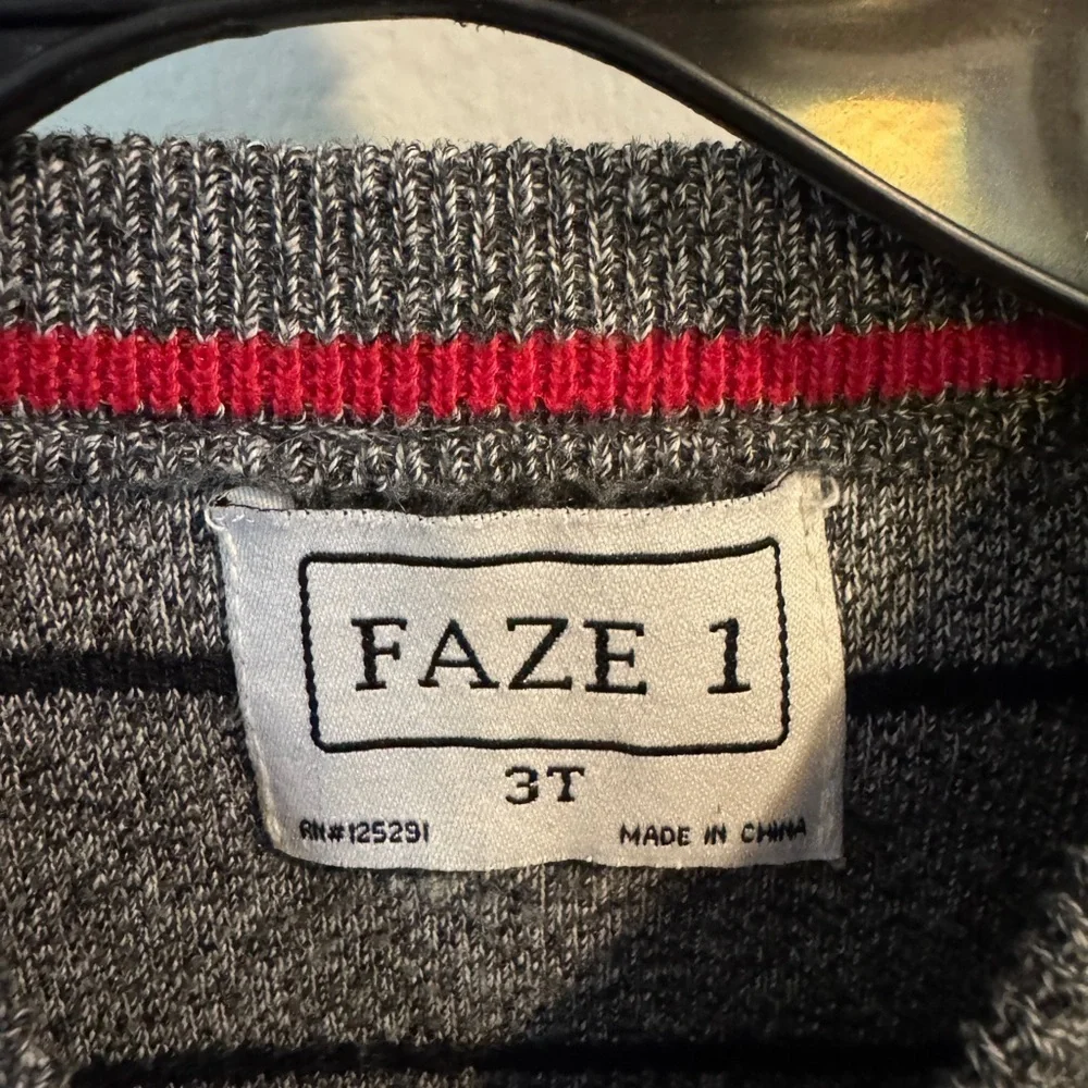 🐨Gray Striped Sweater | Size 3T 🖤🤍 - Picture 2 of 4